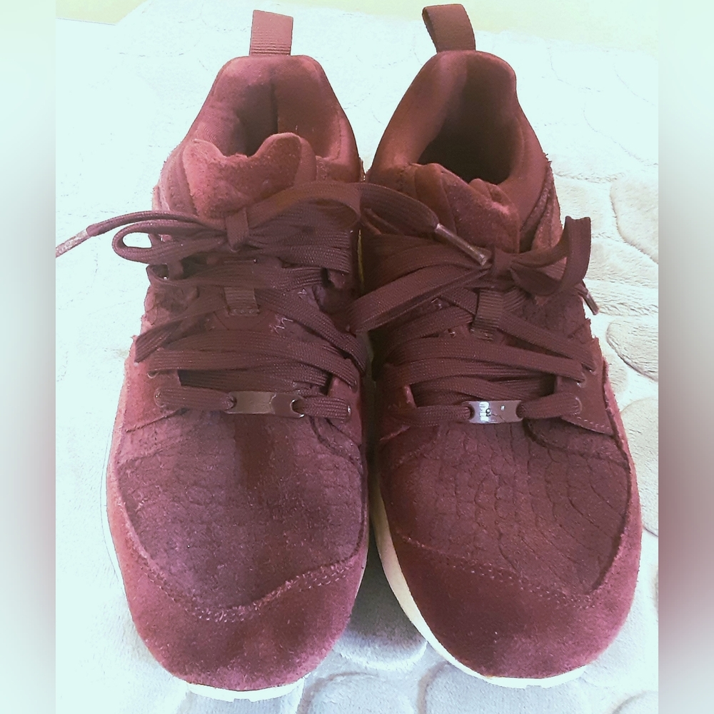 Womens burgundy Puma sneakers